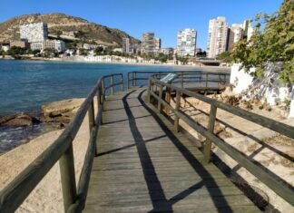 Las playas de la Albufereta y Almadraba de Alicante quedan unidas por una nueva pasarela