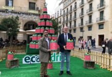 Alicante y Ecovidrio simbolizan el esfuerzo de los alicantinos en el reciclaje colocando en sus calles un árbol de Navidad a base de miniglús
