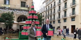 Alicante y Ecovidrio simbolizan el esfuerzo de los alicantinos en el reciclaje colocando en sus calles un árbol de Navidad a base de miniglús