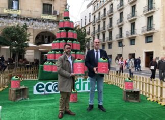 Alicante y Ecovidrio simbolizan el esfuerzo de los alicantinos en el reciclaje colocando en sus calles un árbol de Navidad a base de miniglús