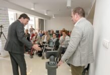 Un edificio municipal de Alicante cuenta con un robot que velará por la seguridad y salud de sus inquilinos