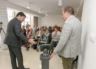 Un edificio municipal de Alicante cuenta con un robot que velará por la seguridad y salud de sus inquilinos