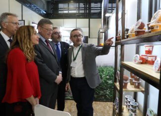 Ximo Puig anuncia refuerzo en la ayuda de la Generalitat al sector hortofrutícola valenciano