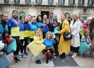 Alicante guarda cinco minutos de silencio en solidaridad con Ucrania en el primer aniversario del inicio de la guerra provocada por Rusia