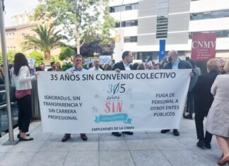 El personal de la CNMV se manifiesta tras treinta y cinco años sin convenio colectivo y amenazan con ir a la huelga