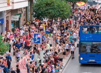 El Eldense desata el delirio en las calles en la celebración de su ascenso a Segunda División