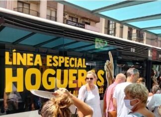 Los alicantinos pueden utilizar de forma gratuita el autobús que recorre las Hogueras Especiales 2023