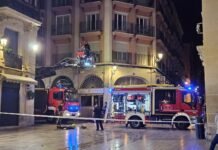 Arde un edificio de viviendas en pleno casco histórico de Alicante a causa de un fallo en un cuadro eléctrico