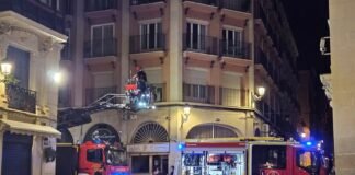 Arde un edificio de viviendas en pleno casco histórico de Alicante a causa de un fallo en un cuadro eléctrico