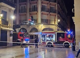 Arde un edificio de viviendas en pleno casco histórico de Alicante a causa de un fallo en un cuadro eléctrico