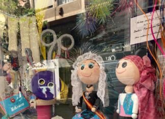 Alicante premia a los mejores escaparates decorados con motivo de las Hogueras 2023