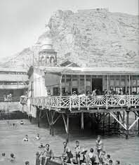 El Archivo Municipal de Alicante muestra las postales de la playa del Postiguet a principios del siglo XX