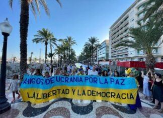Alicante recordó el Día de Ucrania con una marcha reivindicando la paz en el país invadido por Rusia
