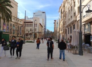 Los ciudadanos de Alicante optan a la campaña del Bono Comercio de un millón de euros en los establecimientos de la capital