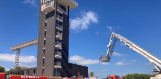 Los bomberos de Alicante aportan un calendario solidario a favor de la lucha contra el cáncer infantil