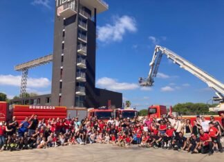 Los bomberos de Alicante aportan un calendario solidario a favor de la lucha contra el cáncer infantil