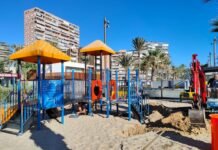 Alicante moderniza los juegos infantiles de todas las playas en la capital de la Costa Blanca
