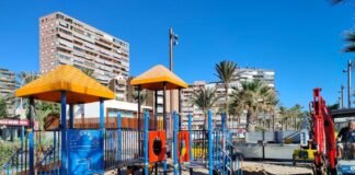 Alicante moderniza los juegos infantiles de todas las playas en la capital de la Costa Blanca