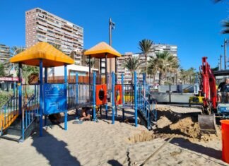 Alicante moderniza los juegos infantiles de todas las playas en la capital de la Costa Blanca