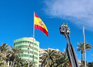 La Asociación Amigos de la Bandera logran el cambio de la bandera de España en la Plaza del Mar de Alicante