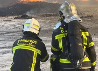 La Comunidad de Madrid cambia a color rojo los nuevos uniformes de intervención del Cuerpo de Bomberos para reducir el estrés térmico