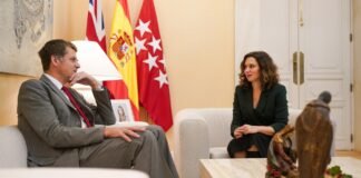 Díaz Ayuso se reúne con el embajador de Reino Unido en España para fortalecer las relaciones políticas y comerciales