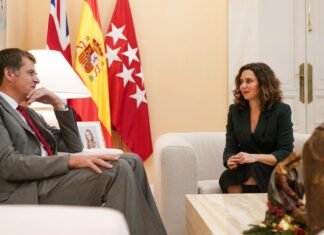 Díaz Ayuso se reúne con el embajador de Reino Unido en España para fortalecer las relaciones políticas y comerciales