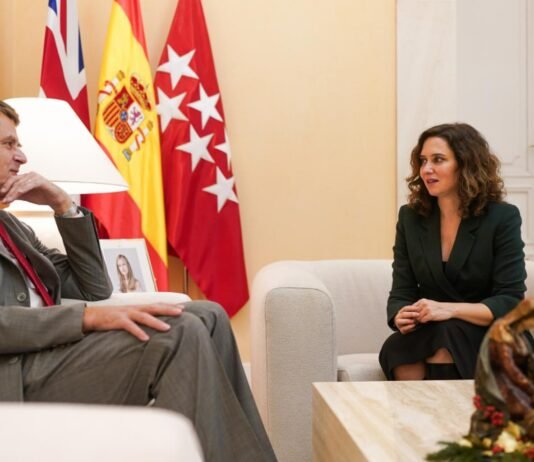 Díaz Ayuso se reúne con el embajador de Reino Unido en España para fortalecer las relaciones políticas y comerciales