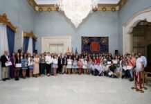Alicante entrega trofeos y diplomas a los constructores de hogueras y barracas premiados en 2023