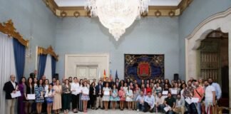 Alicante entrega trofeos y diplomas a los constructores de hogueras y barracas premiados en 2023