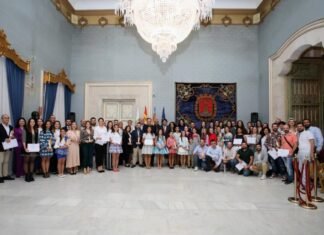 Alicante entrega trofeos y diplomas a los constructores de hogueras y barracas premiados en 2023