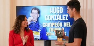 Díaz Ayuso felicita al nadador Hugo González por su campeonato del mundo y destaca su “ejemplo de humildad, talento, disciplina y sacrificio”