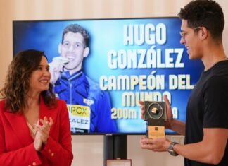 Díaz Ayuso felicita al nadador Hugo González por su campeonato del mundo y destaca su “ejemplo de humildad, talento, disciplina y sacrificio”