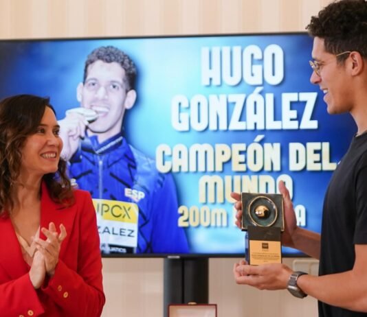 Díaz Ayuso felicita al nadador Hugo González por su campeonato del mundo y destaca su “ejemplo de humildad, talento, disciplina y sacrificio”
