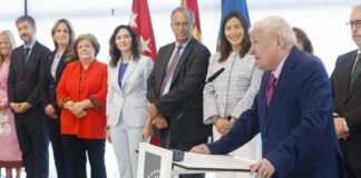 El ex socialista Joaquín Leguina toma posesión en Madrid como nuevo presidente de la Cámara de Cuentas ante la mirada de Isabel Díez Ayuso