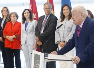 El ex socialista Joaquín Leguina toma posesión en Madrid como nuevo presidente de la Cámara de Cuentas ante la mirada de Isabel Díez Ayuso