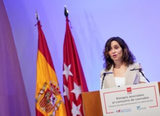 Díaz Ayuso pide no banalizar con la legalización del cannabis y trabaja en una ley para proteger a los menores de la venta del CBD en establecimientos