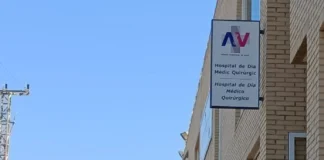 Mazón visita la Marina Baixa citando inversiones que ya fueron presupuestadas y presentadas a principios de siglo y que siguen empantanadas o son simples bocetos en papel