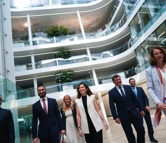 Díaz Ayuso firma en Múnich un acuerdo con Siemens “para multiplicar el potencial y talento industrial y tecnológico de la Comunidad de Madrid”