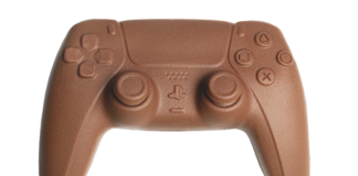 Jordi Roca y PlayStation reinventan la Mona de Pascua: un mando de PS5 de chocolate