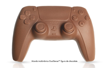 Jordi Roca y PlayStation reinventan la Mona de Pascua: un mando de PS5 de chocolate