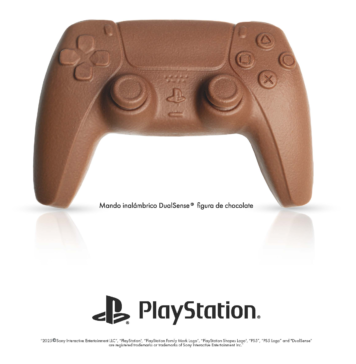 Jordi Roca y PlayStation reinventan la Mona de Pascua: un mando de PS5 de chocolate