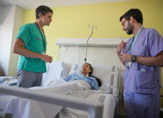 El Hospital La Fe opera el corazón de una paciente a través de cuatro incisiones mínimas en cuello y pecho