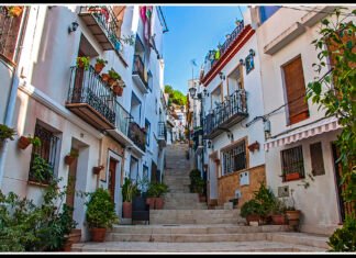 Alicante frena los pisos turísticos: prohíbe nuevas licencias en áreas saturadas y bajos comerciales