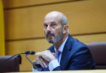 Un micrófono abierto capta al presidente del Senado quejándose: «A Sus Señorías les importa tres pollas en vinagre»