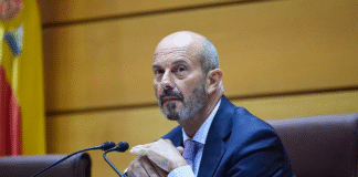 Un micrófono abierto capta al presidente del Senado quejándose: «A Sus Señorías les importa tres pollas en vinagre»