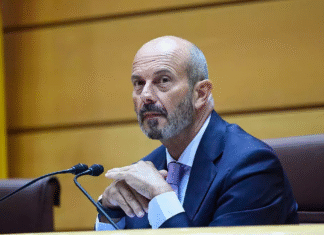 Un micrófono abierto capta al presidente del Senado quejándose: «A Sus Señorías les importa tres pollas en vinagre»