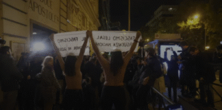 Dos activistas de Femen irrumpen con el pecho descubierto en una misa por el 50 aniversario de la muerte de Franco y denuncian acoso sexual e intimidación