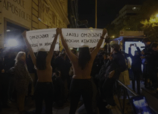 Dos activistas de Femen irrumpen con el pecho descubierto en una misa por el 50 aniversario de la muerte de Franco y denuncian acoso sexual e intimidación