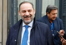 ¡Ábalos al Borde del Precipicio: Si Entra en Prisión, Pierde su Sueldo, su Voto y su Voz en el Congreso – ¡Pero Mantiene su Acta y Podría «Embarrar» al PSOE Desde la Celda!